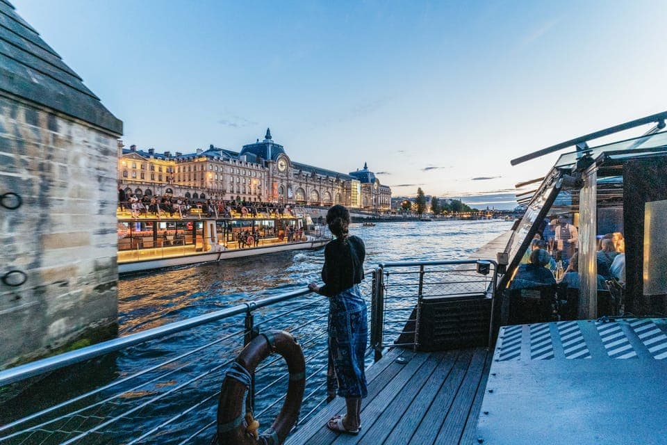 3-Course-Dinner Cruise on the Seine with live music Gallery Image 1