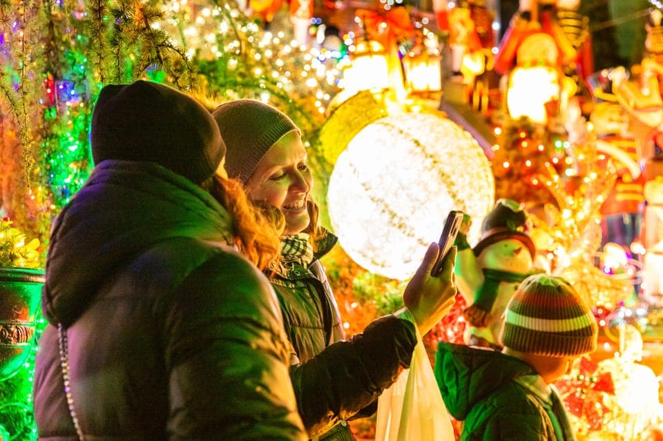 From Manhattan: 4-Hour Dyker Heights Holiday Lights Bus Tour Gallery Image 3