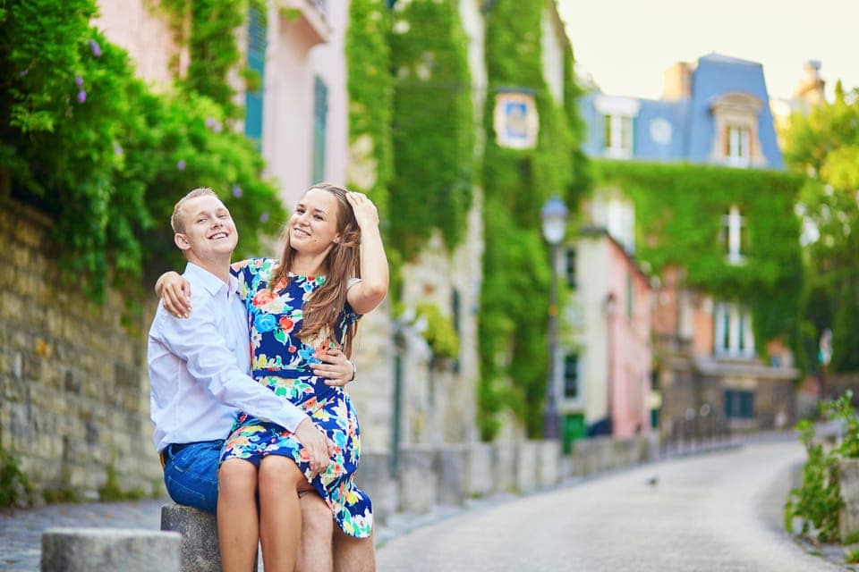 Private Montmartre Photoshoot with Parisian Charm Gallery Image 3