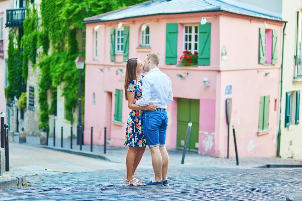 Private Montmartre Photoshoot with Parisian Charm Gallery Image 1