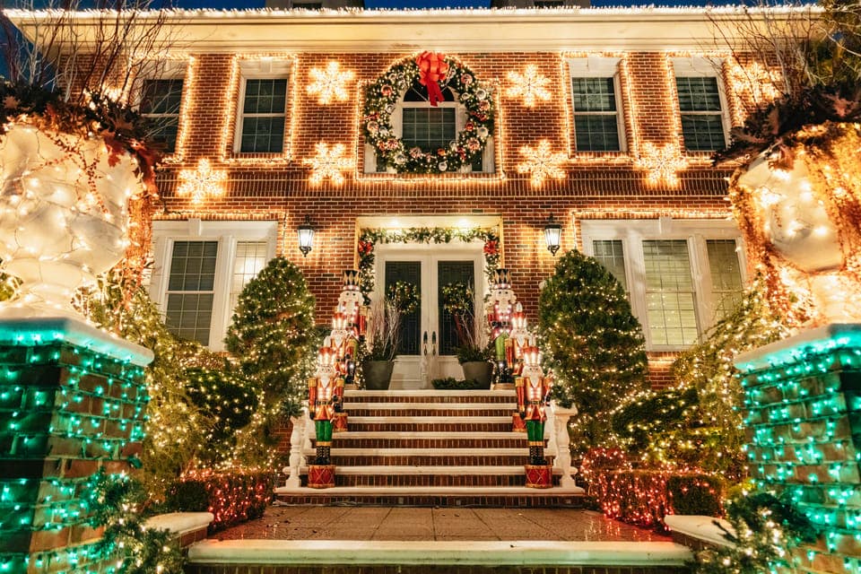 28. Dyker Heights Christmas Lights & Skyline View Bus Tour - Image 28