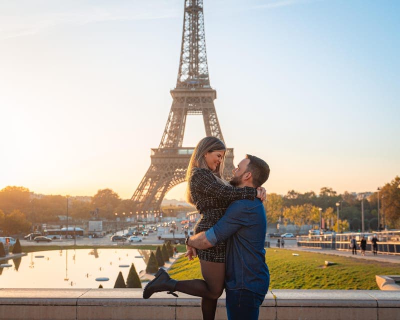 Professional Photoshoot with the Eiffel Tower Gallery Image 2