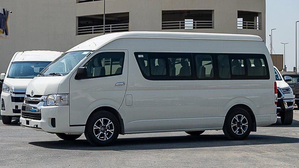 Dubai Airport Arrival and Departure with SUV and Mini Bus Gallery Image 4