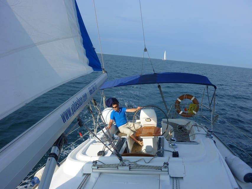 Two Hour Luxury Sailing Experience with Open Bar Gallery Image 3
