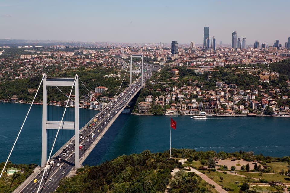 Istanbul: Bosphorus Sightseeing Boat Tour with Guide Gallery Image 2