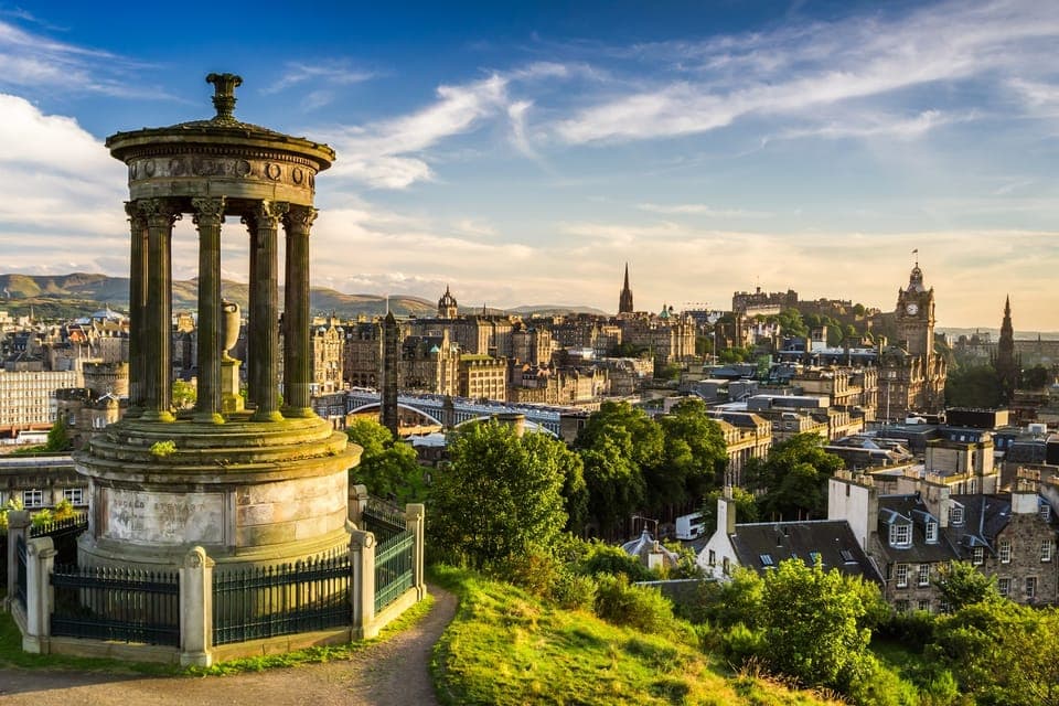 Edinburgh: The Royal City Tour from London - Image NaN