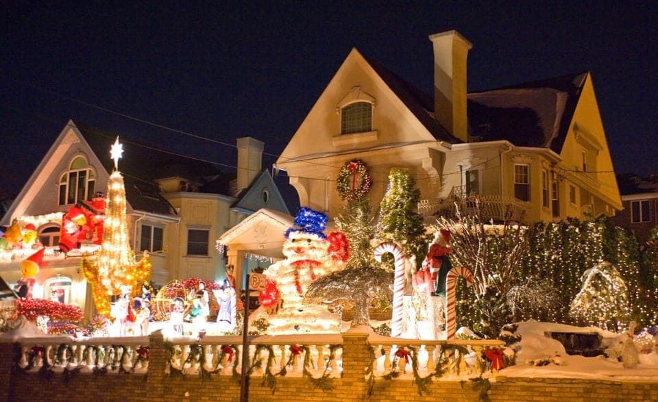 From Manhattan: 4-Hour Christmas Lights Luxury Bus Tour Gallery Image 2