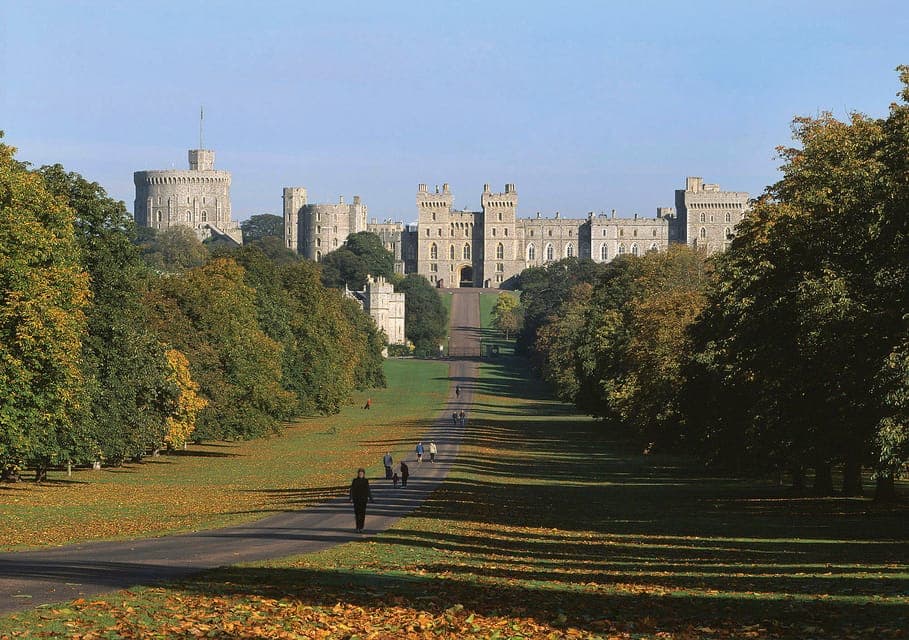 Windsor, Hampton Court Palace with Free Snack Pack Gallery Image 4