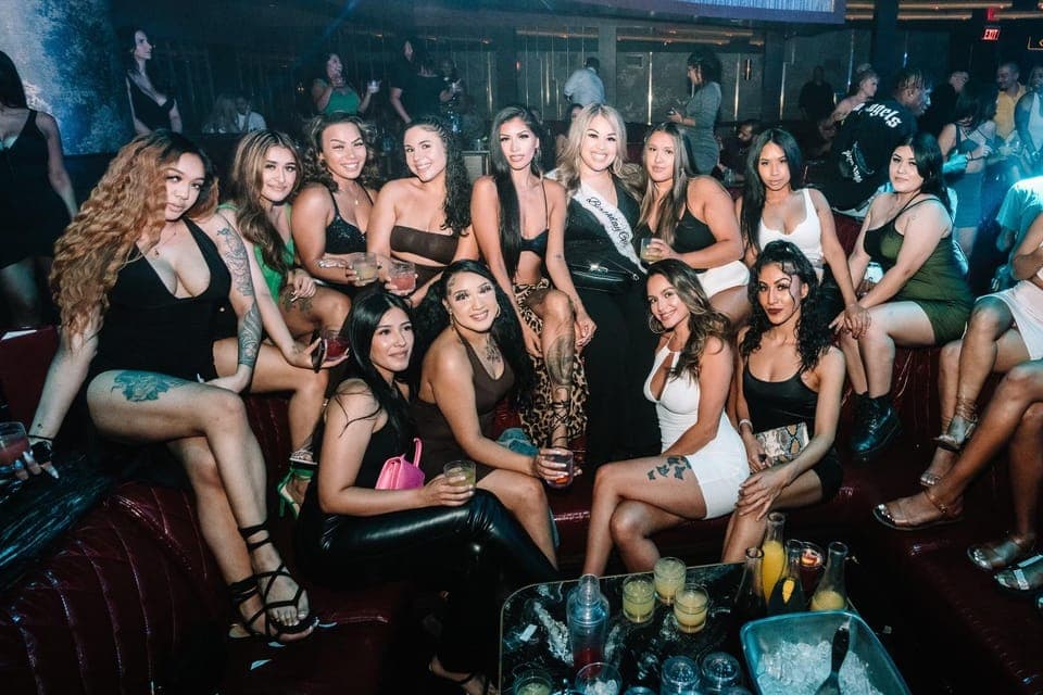 30. Las Vegas Fremont Street Bar Crawl - Image 30