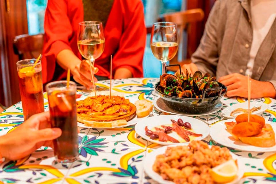 Tapas and Wine with Flamenco Show in the Old Town Gallery Image 4