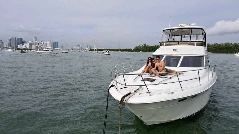 Private 52ft Luxury Yacht Rental with Captain Gallery Image 1