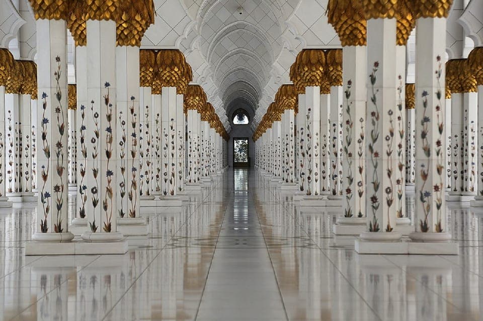 From Dubai: Abu Dhabi Tour with Sheikh Zayed Mosque Gallery Image 4
