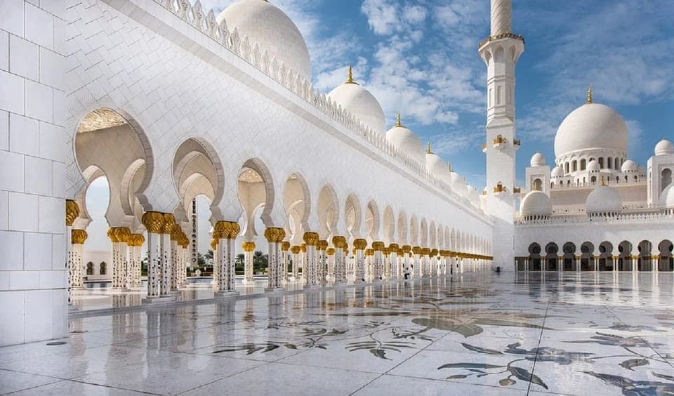 From Dubai: Abu Dhabi Tour with Sheikh Zayed Mosque Gallery Image 2
