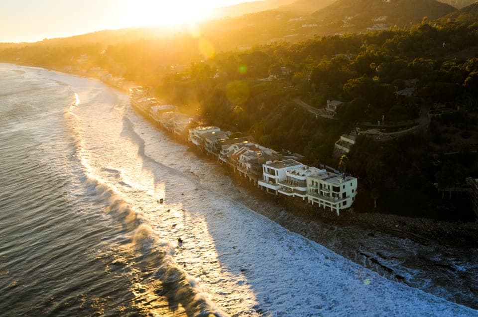City & Coast: Beaches & City: 50-Minute Helicopter Tour Gallery Image 1