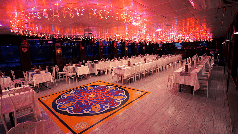 Istanbul: Bosphorus Dinner Cruise with Drinks & Turkish Show Gallery Image 4