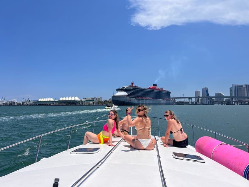 Private 52ft Luxury Yacht Rental with Captain Gallery Image 4
