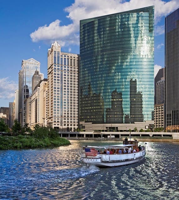 Historic Architecture Chicago River Small Boat Tour Gallery Image 3