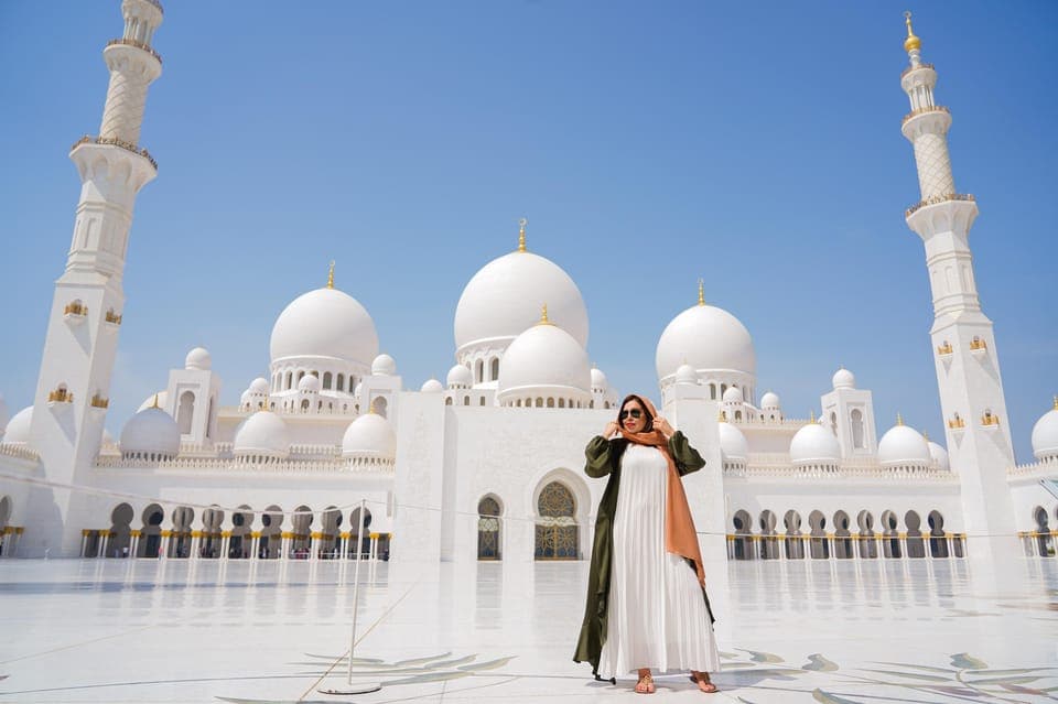 Abu Dhabi Grand Mosque, Palace, and Heritage Village - Image NaN
