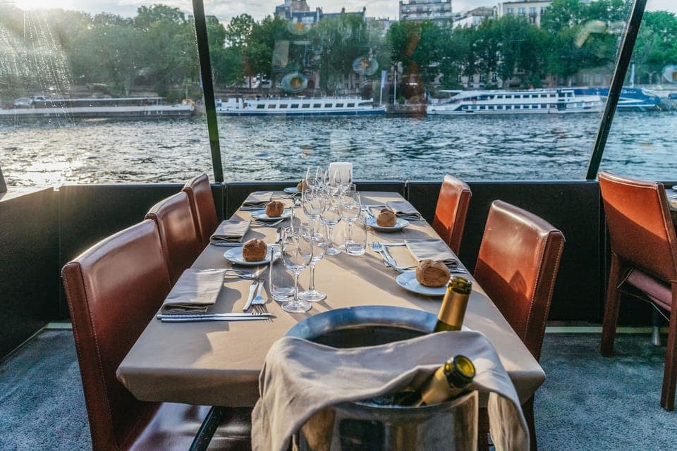 3-Course-Dinner Cruise on the Seine with live music Gallery Image 3