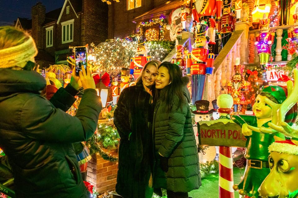 From Manhattan: 4-Hour Dyker Heights Holiday Lights Bus Tour Gallery Image 4