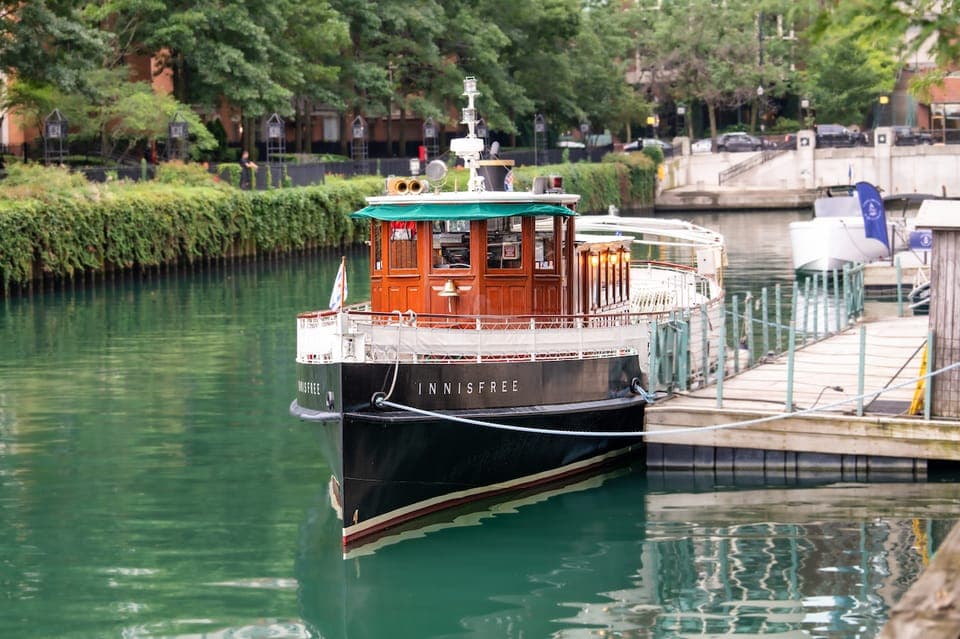 Historic Architecture Chicago River Small Boat Tour Gallery Image 1