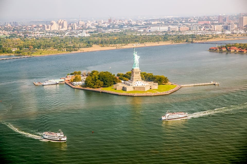 Manhattan Island All-Inclusive Helicopter Tour Gallery Image 4