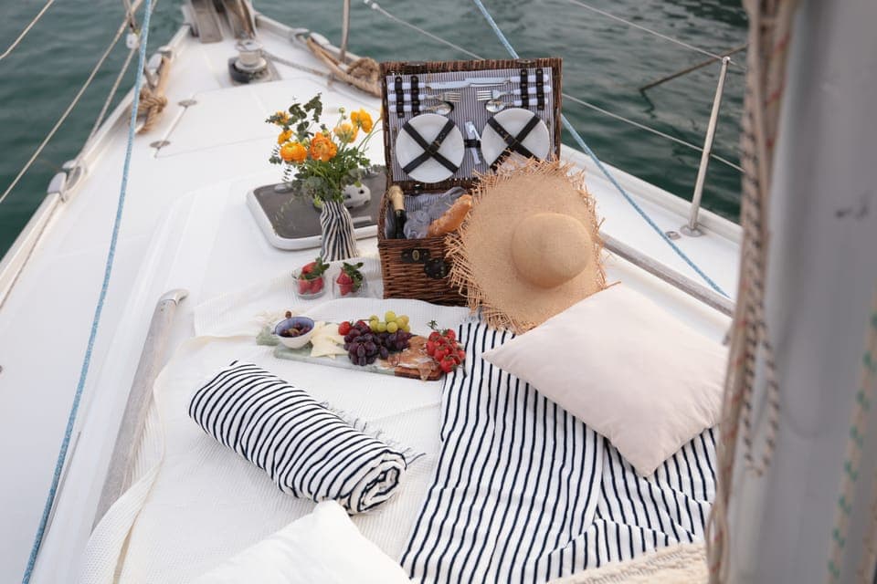 Private Romantic Sailing Tour with Drinks Gallery Image 3
