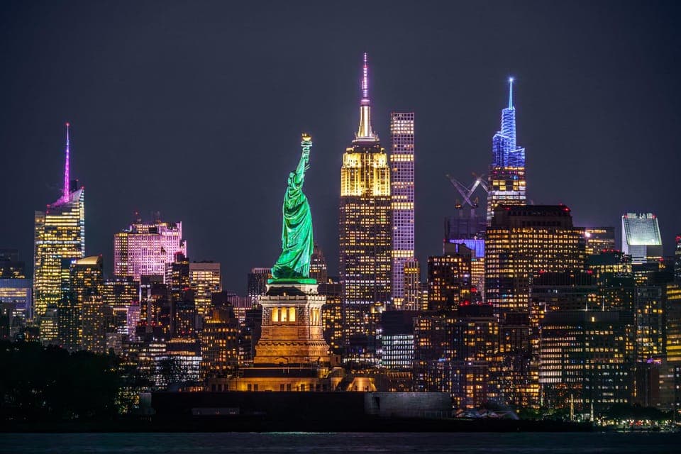14. New York at Night: 3-Hour Luxury Bus Tour of Top Highlights - Image 14