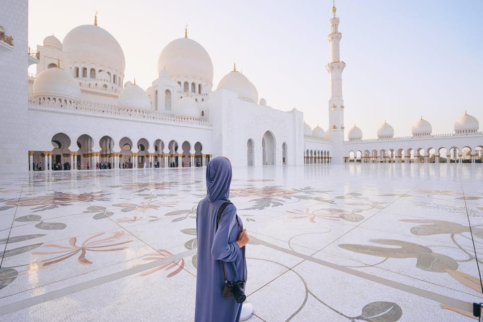 12. From Dubai: Abu Dhabi Sheikh Zayed Mosque Guided Tour - Image 12