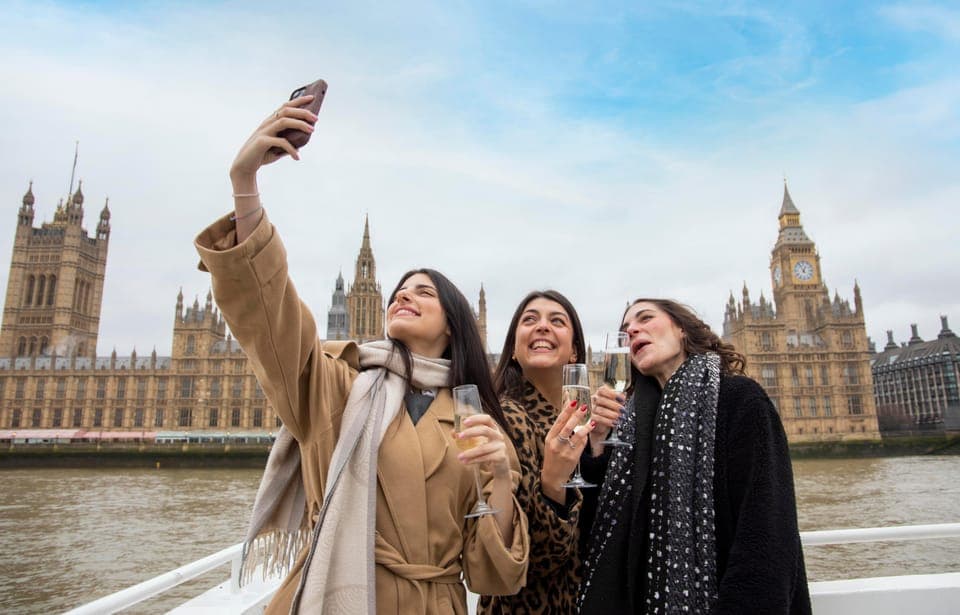 River Thames Evening Cruise with Bubbly and Canapés Gallery Image 2