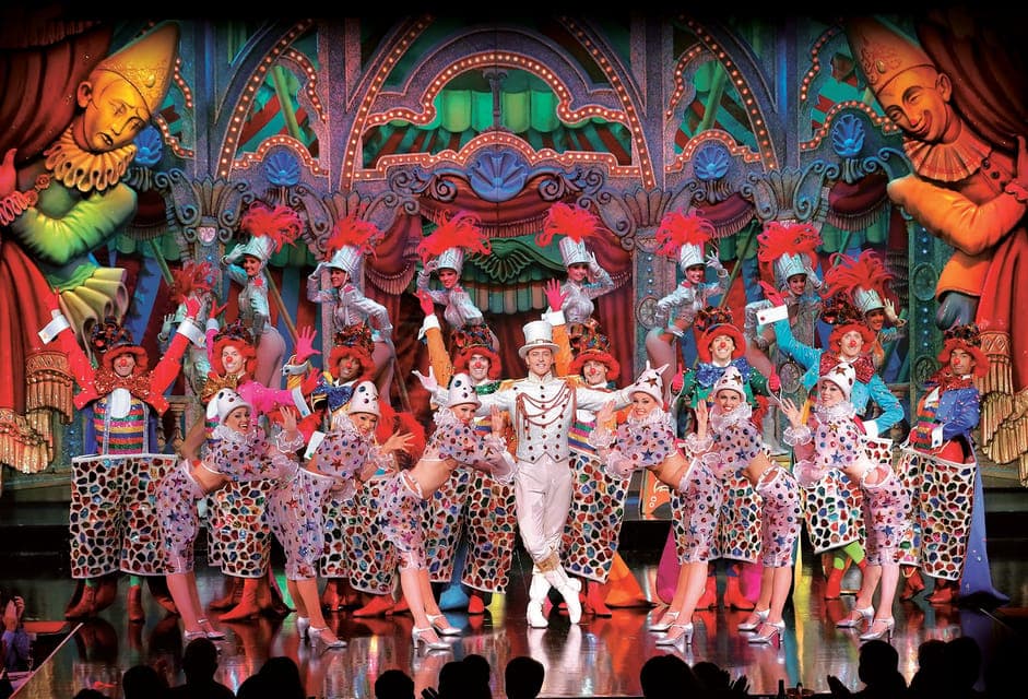 Moulin Rouge Dinner Show, Champagne, and Transport Gallery Image 1
