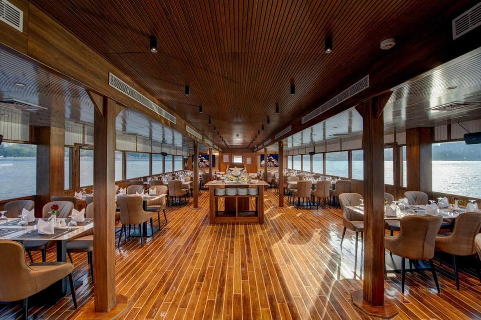 Luxury BBQ Dinner Cruise at Al Seef with Live Shows Gallery Image 2