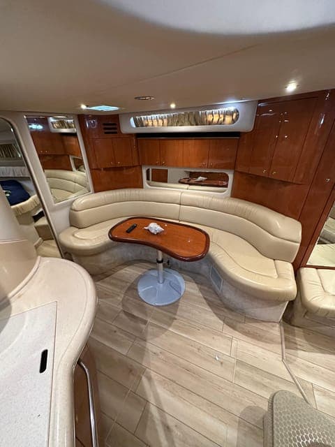 ⭐️⭐️⭐️⭐️⭐️ Private 🛥️ Yacht Rentals ⏰ 4h 🍾 Champagne gift Gallery Image 4