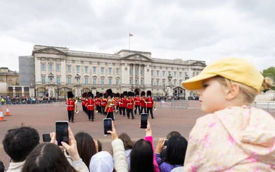Guided Walking Tour with Changing Of The Guard Gallery Image 3