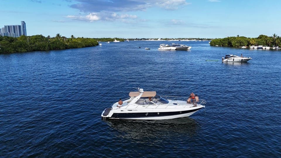 2 HOURS Yacht in Miami for Up to 12 People Gallery Image 1