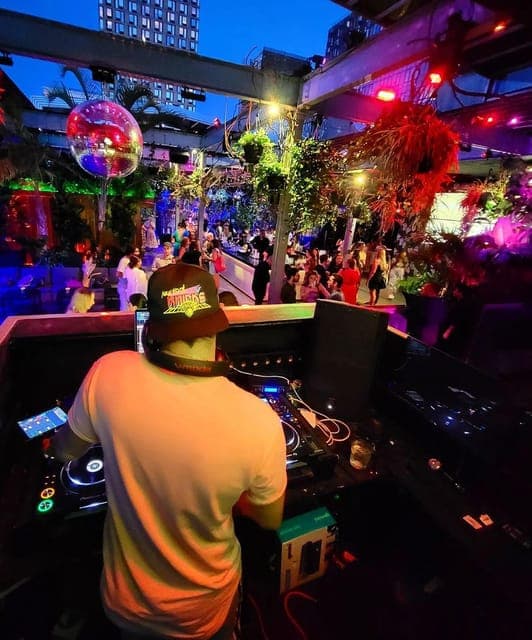 New York Pub Crawl and Rooftop Clubbing Experience - Image NaN