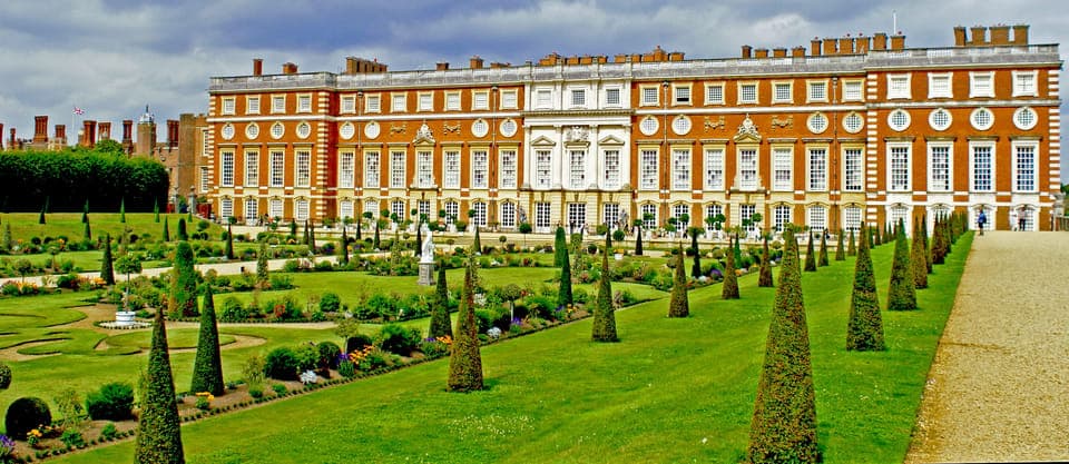 30. Windsor, Hampton Court Palace with Free Snack Pack - Image 30