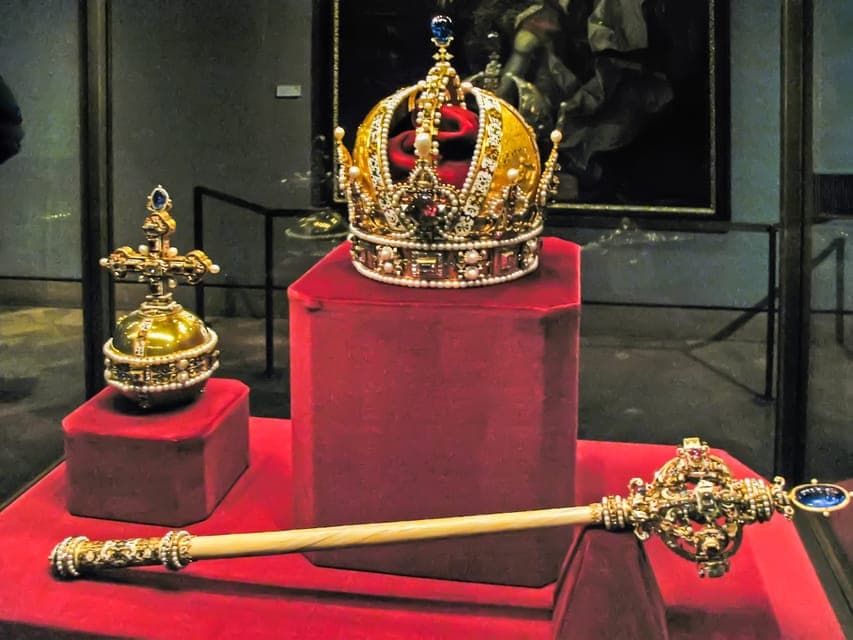 Ultimate Tower of London, Beefeater Welcome & Crown Jewels Gallery Image 2