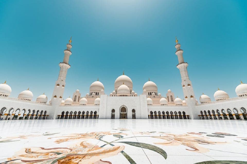 9. From Dubai: Abu Dhabi Tour with Sheikh Zayed Mosque - Image 9