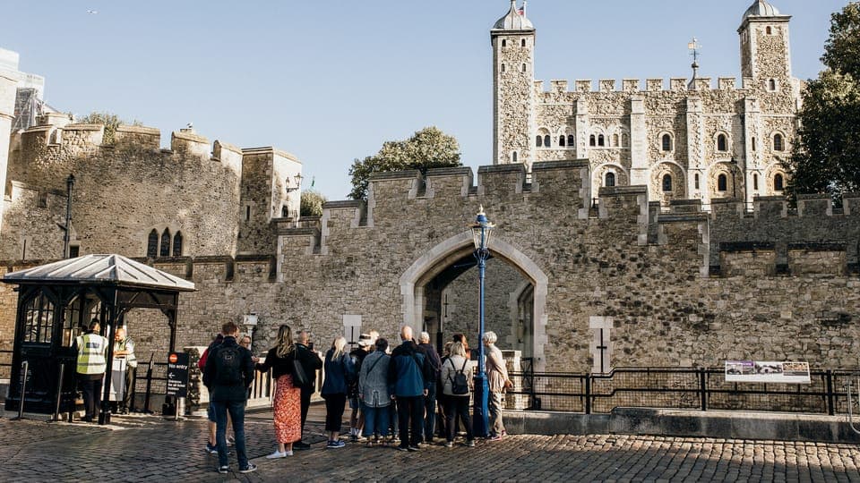 16. Tower of London Tour with Crown Jewels, plus River Cruise - Image 16