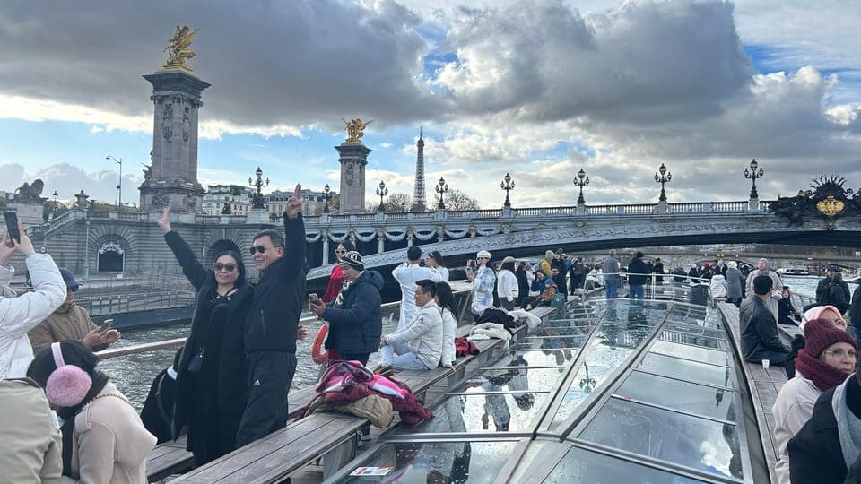 1-Hour Seine Cruise departing from the Eiffel Tower Gallery Image 2
